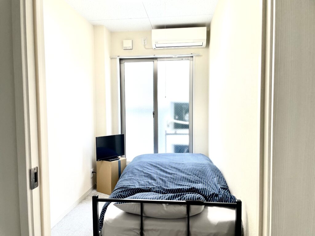 大きな窓が開放的な寮の個室です