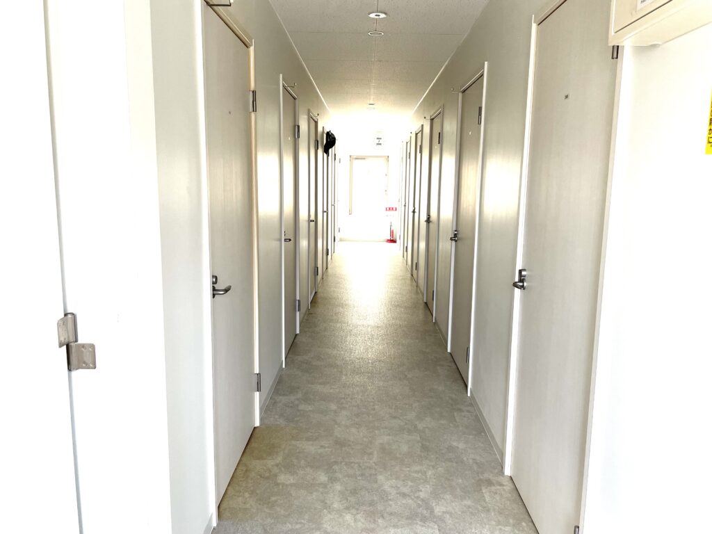 AOI寮、1フロアに13室あり、廊下も明るいです
